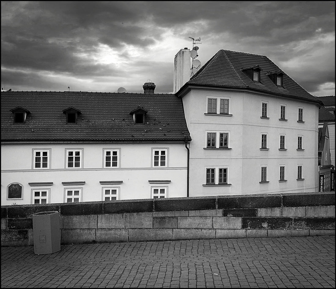 Tovární komín u Karlova mostu