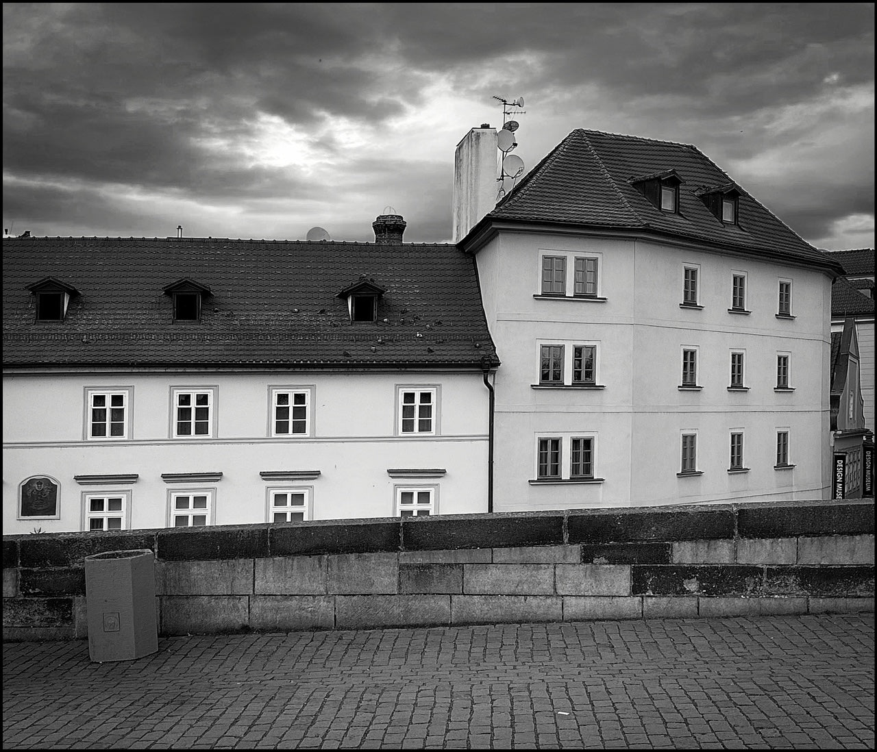 Tovární komín u Karlova mostu