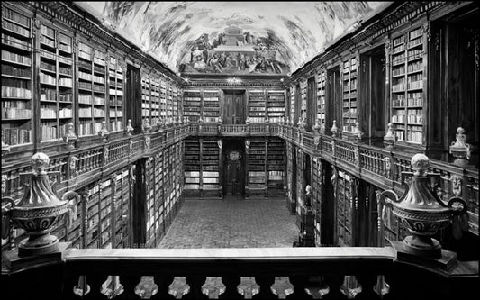Strahovská knihovna byla postavená podle regálů a má dveře, které nikam nevedou
